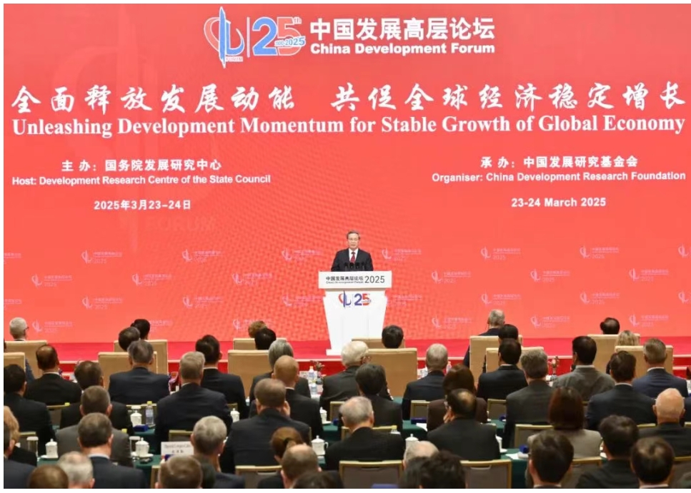 李强出席中国发展高层论坛2025年年会开幕式并发表主旨演讲，李强会见美国联邦参议员戴安斯一行