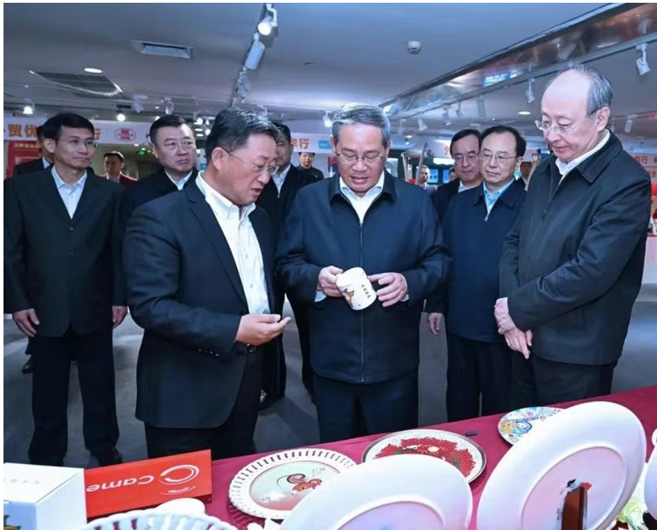 李强在北京市调研时强调 以更大力度促进消费扩大内需做强国内大循环，中华人民共和国和越南社会主义共和国关于持续深化全面战略合作伙伴关系、加快构建具有战略意义的中越命运共同体的联合声明