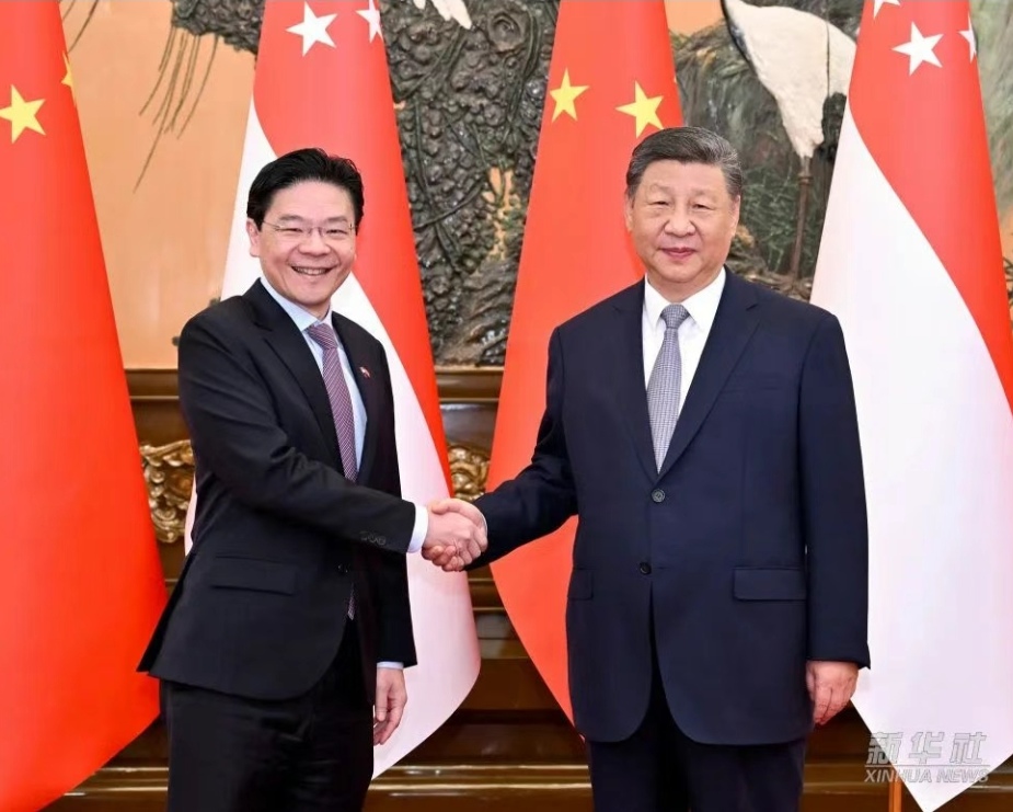 习近平会见新加坡总理黄循财