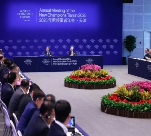 李强出席2025年夏季达沃斯论坛工商界代表座谈会