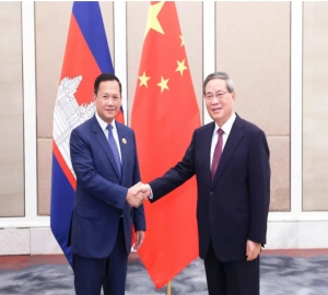 李强会见柬埔寨首相洪玛奈，李强会见越南总理范明政